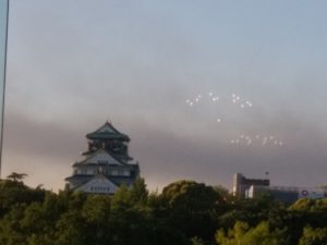 夕焼けに染まる大阪城